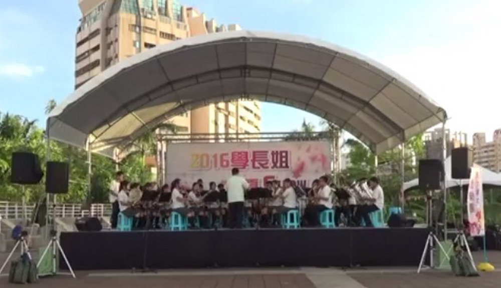 管樂表演３首曲目，換曲空檔３分鐘進行有獎徵答