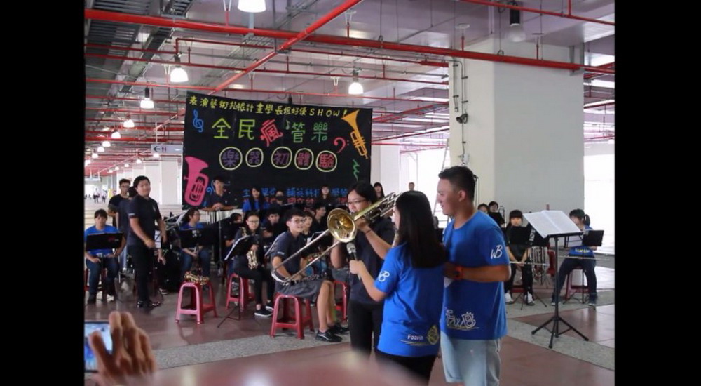 給民眾體驗如何吹奏樂器，若能吹奏出聲音會給予小獎勵