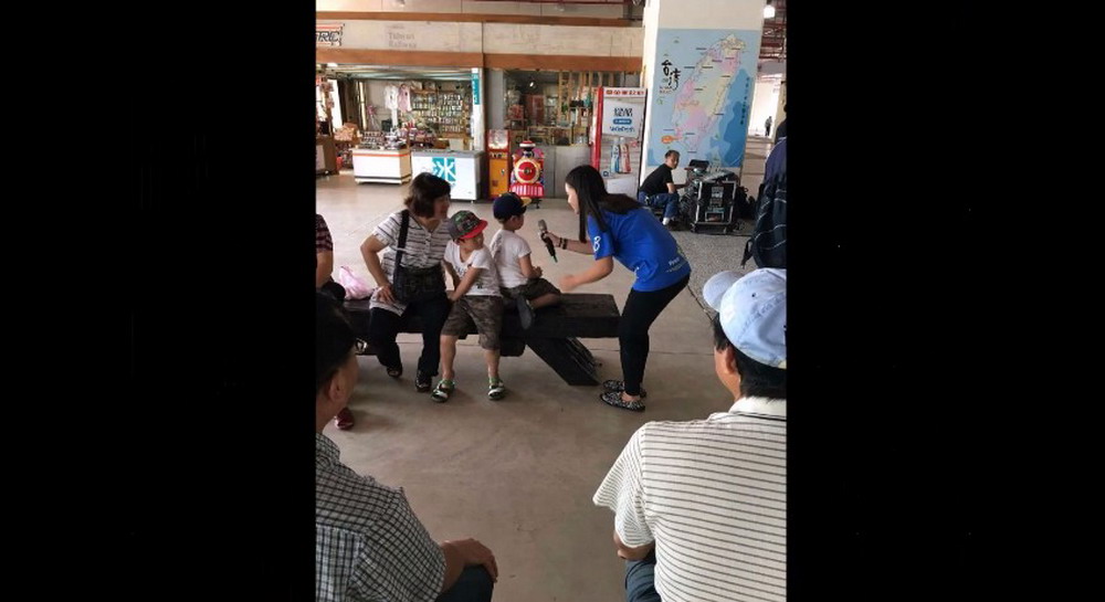 在活動過程中,主持人走入休息區與民眾互動,拉近民眾與本館之間的距離