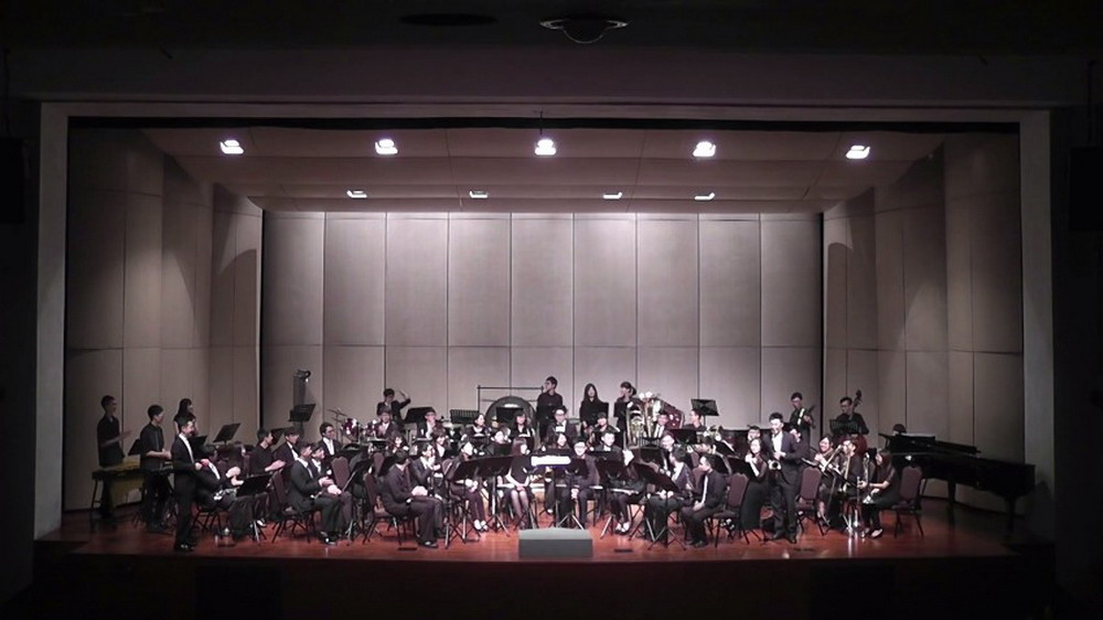 台上的表演者演奏歌曲