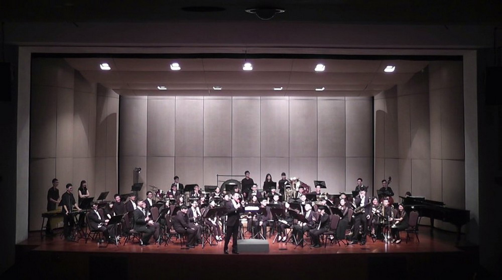 讓台下的觀眾猜歌名