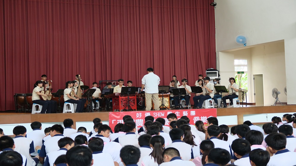 林內國中學生在禮堂耹聽表演