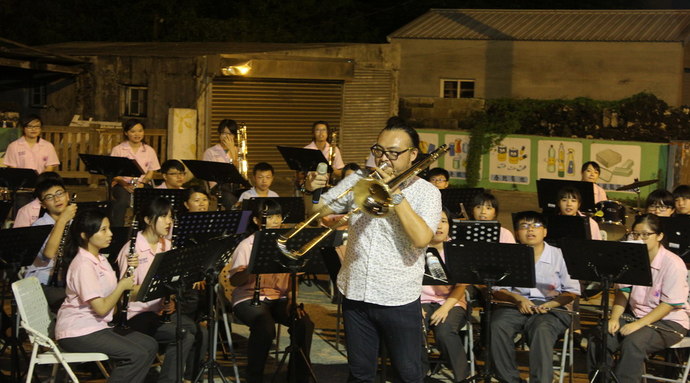 由指導老師示範長號，相當有趣