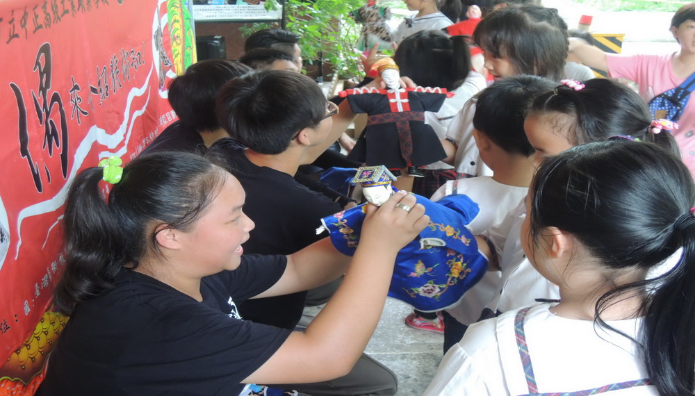 操偶的大姐姐呂昀軒教小朋友操作布袋戲偶