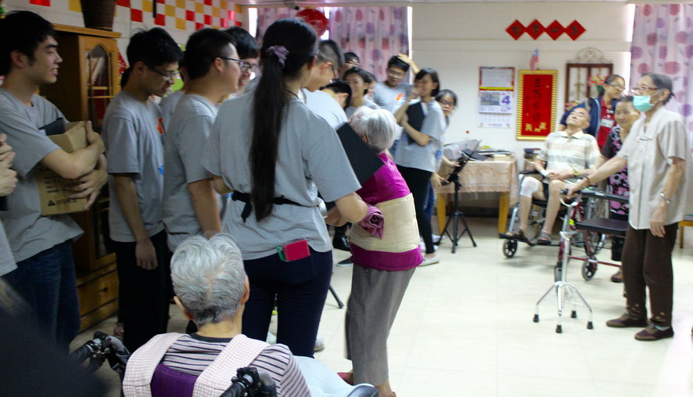 演出結束後有許多長輩觀眾們過來與我們擁抱，分享他們的感受