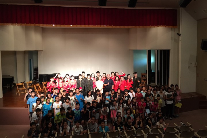 樂團與馬公國中師生合影