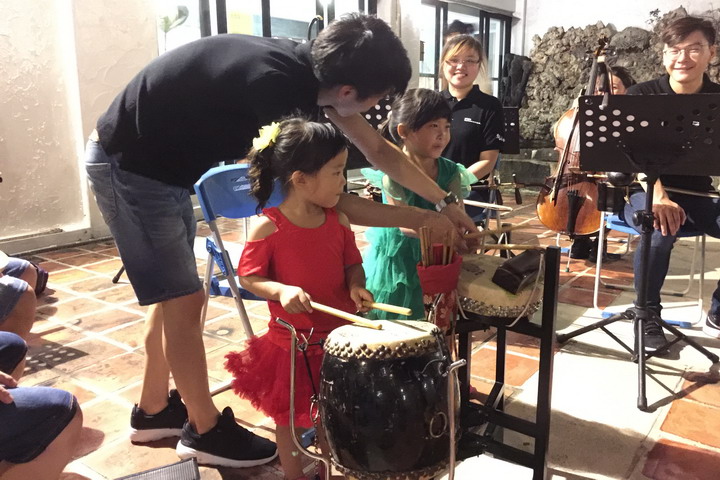 青年活動中心與民眾樂器互動