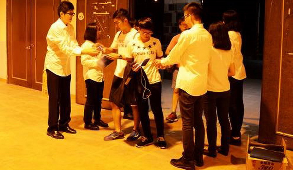 觀眾進場並發送節目單