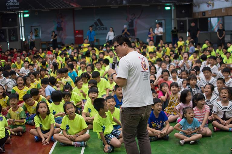上演囉，主持人與所有欣賞的觀眾進行精采的互動