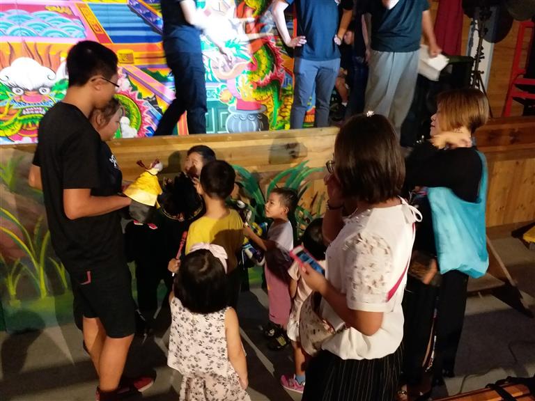 萬國戲院與小朋友互動