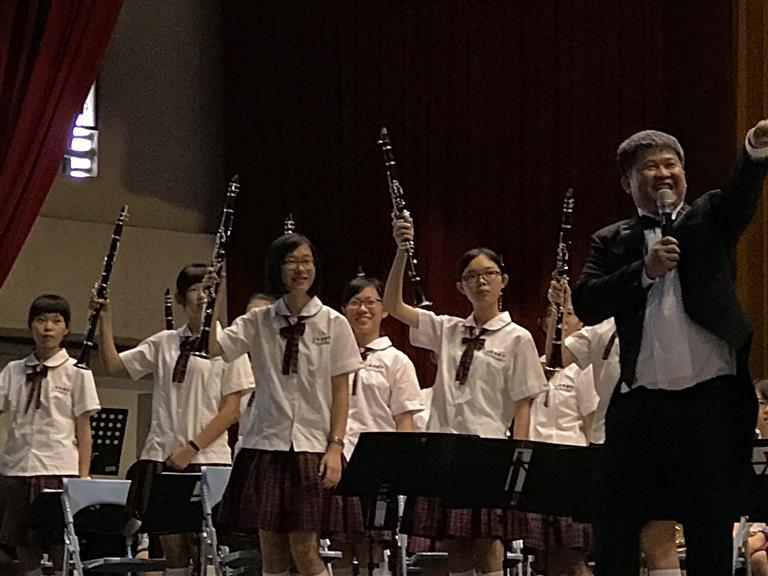 指揮陳老師正在進行現場問答活動