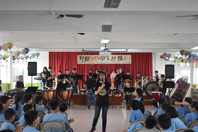 主持人與學生互動