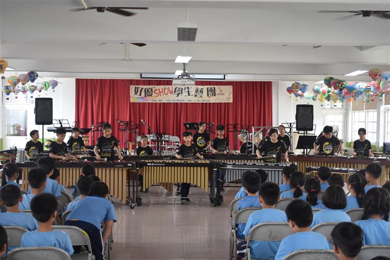 在瑞豐國小打擊樂團表演