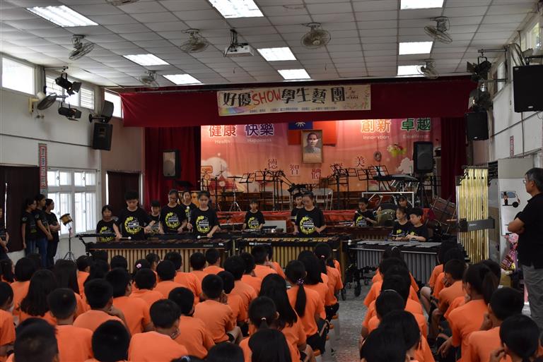 在中興國小打擊樂團表演