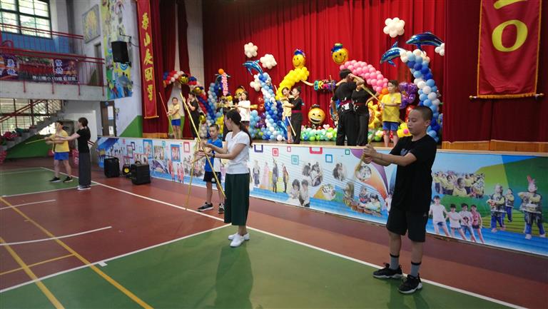 在泰山國小與泰山國小同學交流互動「把子功」