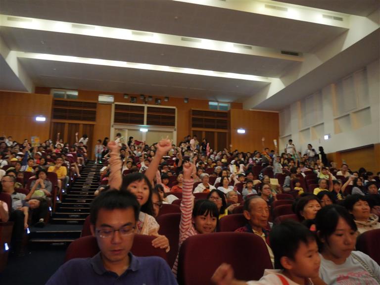 以有獎徵答的方式更加深觀眾對於音樂知識的了解(桃園市文化局演藝廳)