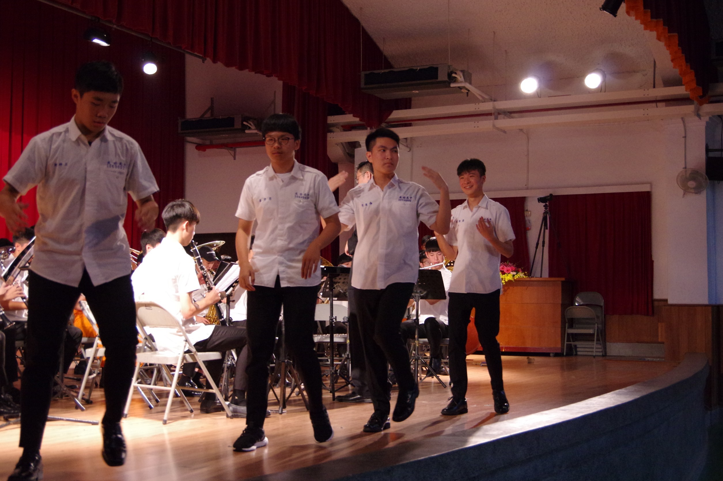 成功高中管樂團演奏安可曲《上城放克》帶動唱互動