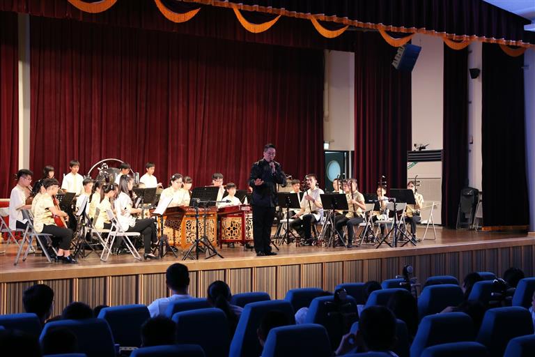 三民國小國樂團演出客家歌曲（山歌仔+挑擔歌）（演唱：范光宏老師）