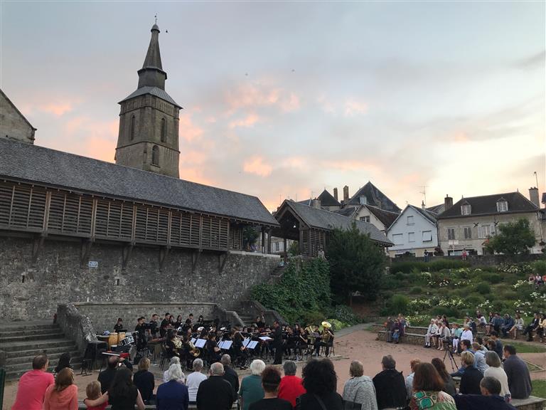 107/07/10法國La Souterraine拉索特蘭市民廣場的演出，置身美麗的景色中別有一番風情