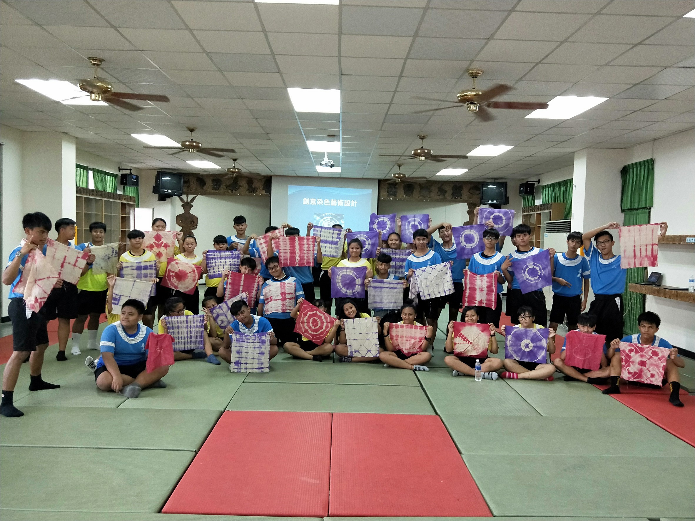 2018年5月28日至屏東縣泰武鄉泰武國民中學推廣藝術教育-染布藝術創作活動。(授課老師：宋美玲)