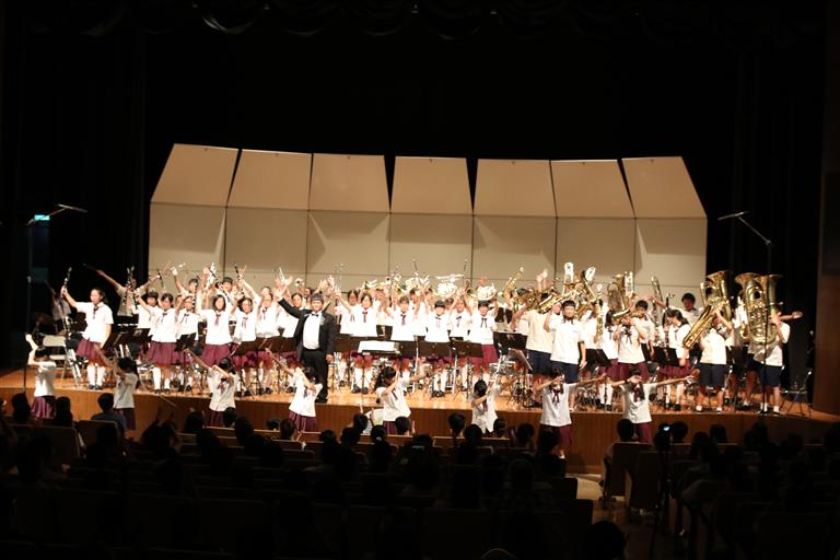 三年級管樂團演出，在樂曲《戀》中加入舞蹈