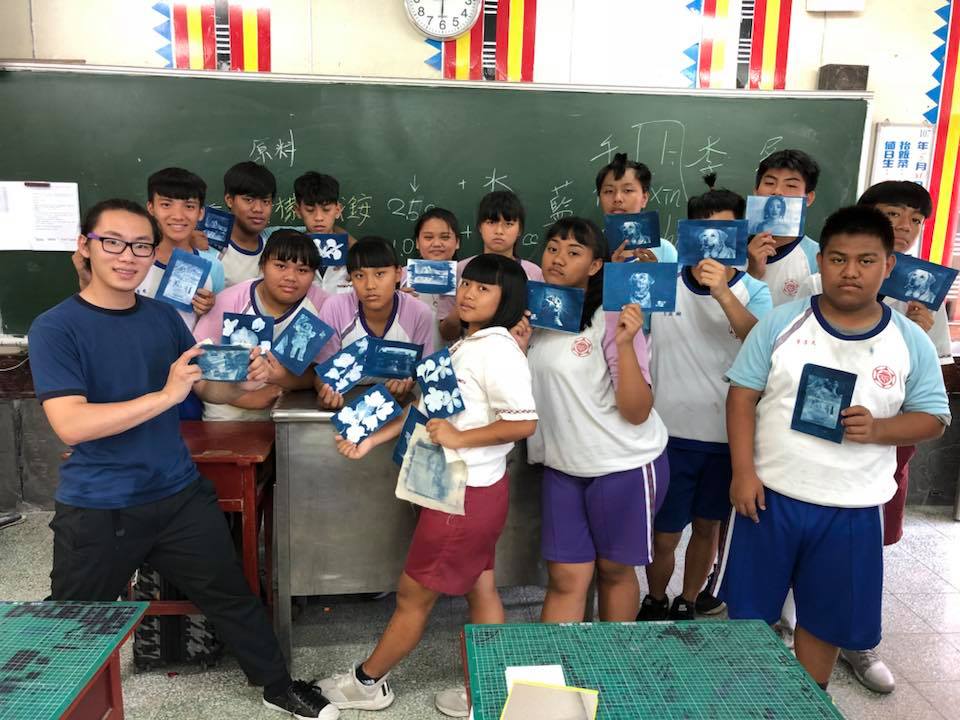 2018年5月31日至屏東縣瑪家鄉瑪家國民中學推廣藝術教育-藍晒藝術創作活動。(授課老師：李心主)