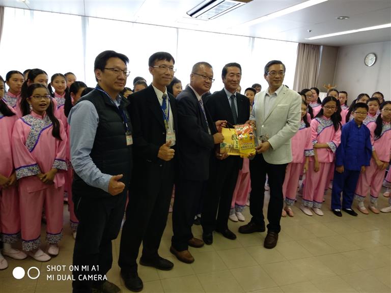 駐札幌辦事處處長與旭川市前議長蒞臨，幫小朋友加油打氣