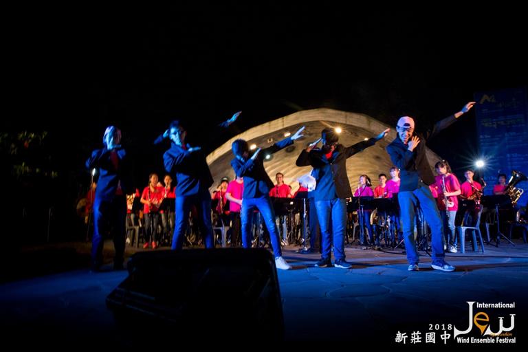 濟州管樂節安排的第二天08/10在室外場次的演出學生活潑的演出帶動現場觀眾融入音樂。