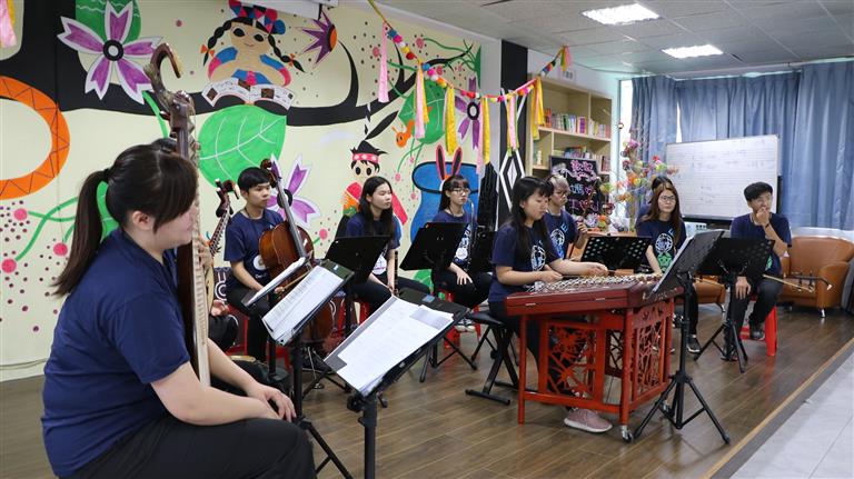 於來吉國小進行演出