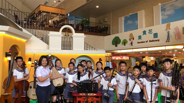 與古坑休息站經理合影