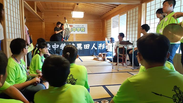 與同為演出團隊之日本東菱中學校進行台灣布袋戲及日本淨琉璃表演交流