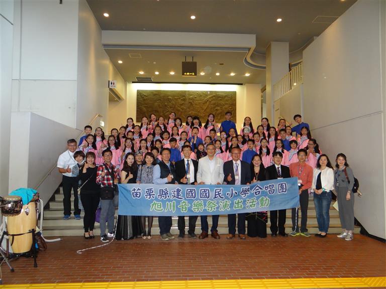 全部團員與師長及駐札幌代表處人員在會館內合影