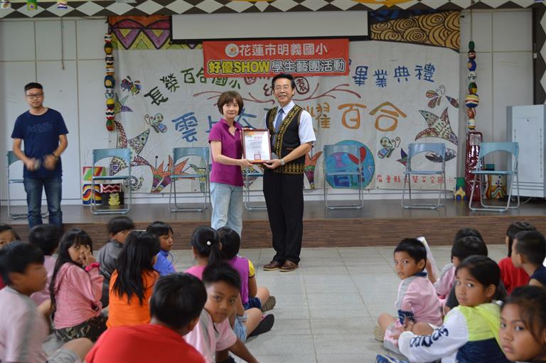 兩校校長互贈感謝狀@長榮百合