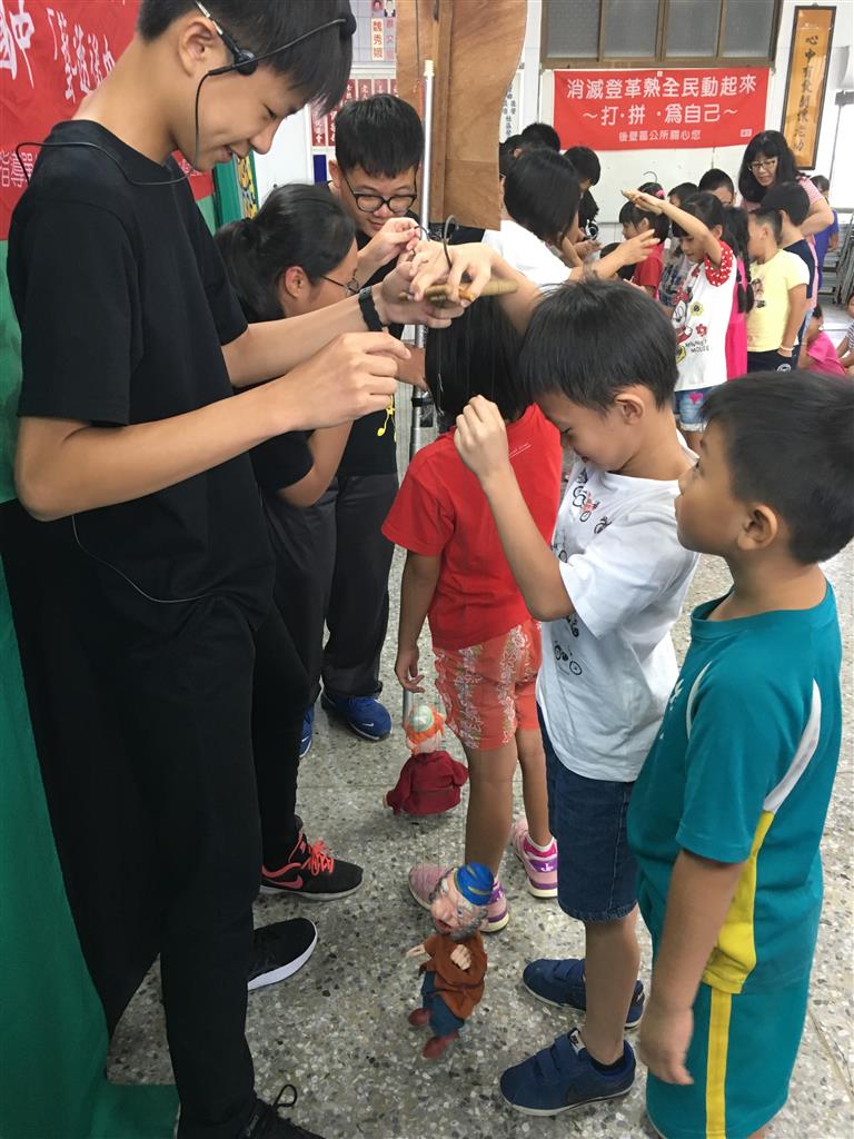 後壁國小─學長姊指導小朋友們操偶