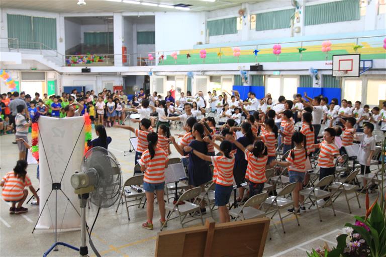 帶動唱全場熱烈響應，營造歡樂氣氛增進友誼