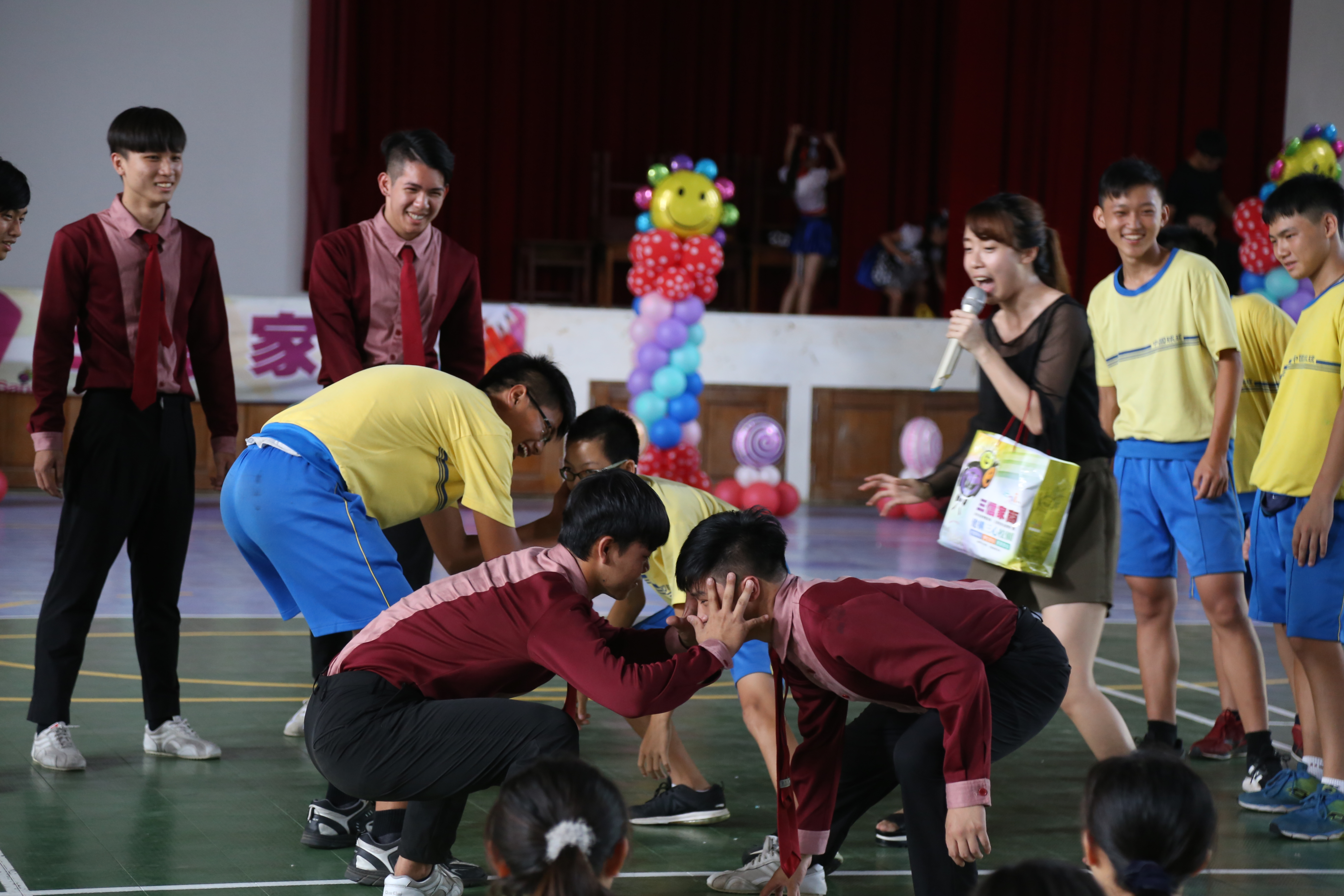 示範動作講解與琉球國中學生做模仿互動體驗