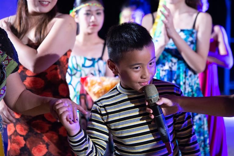 與小朋友表演互動