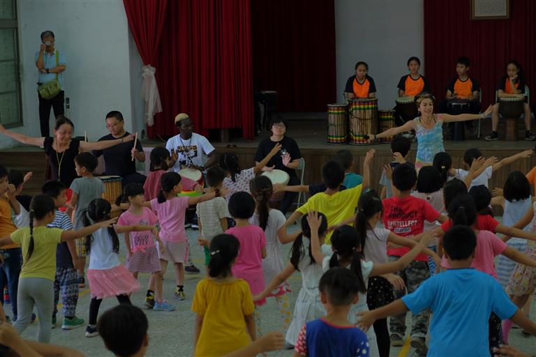 南華國小非洲舞，在現場樂手伴奏中體驗舞蹈。