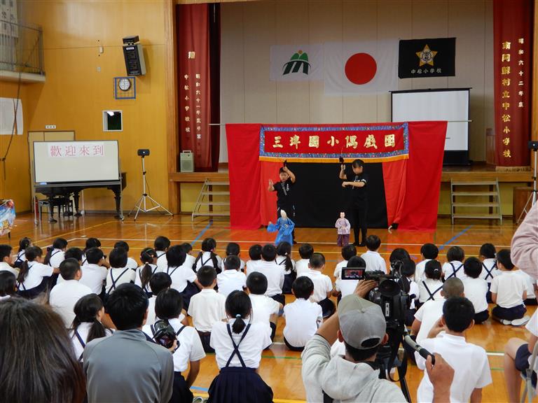 第一幕-伯公、孩童以日語問答介紹台灣民間信仰與廟會慶典精采內涵
