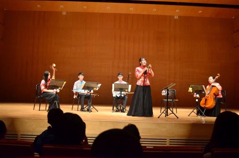 向觀眾介紹中國笛這項樂器(雲林縣北港文化中心-可愛動物音樂會)