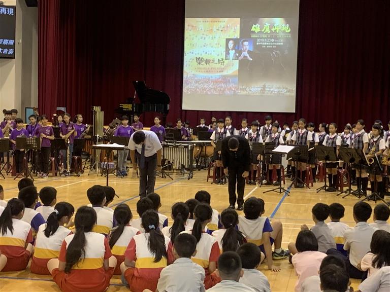 聽到震撼大合奏的樂音，讓現場觀眾沉浸於歡欣的氣氛中囉!