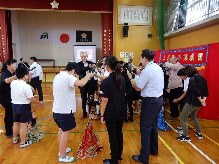 演出後，操偶學生協助日本師生體驗操偶樂趣