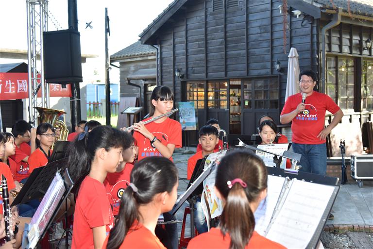 介紹樂器及有獎徵答/由指揮點名各樂器同學示範，吹奏一小段樂曲，並解釋其樂器構造及吹奏方式，讓聽眾認識各種管樂器。