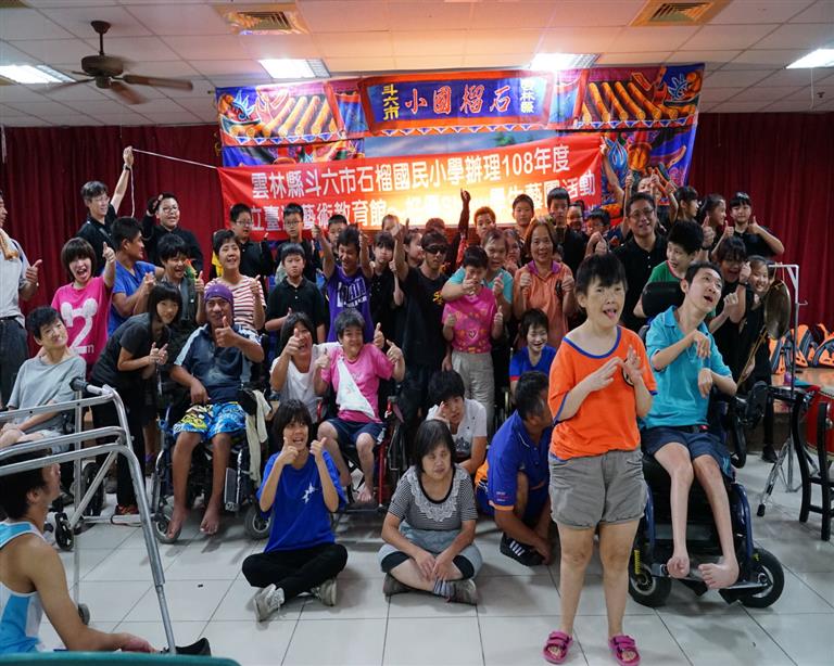 與屏東縣伯大尼之家院生合照