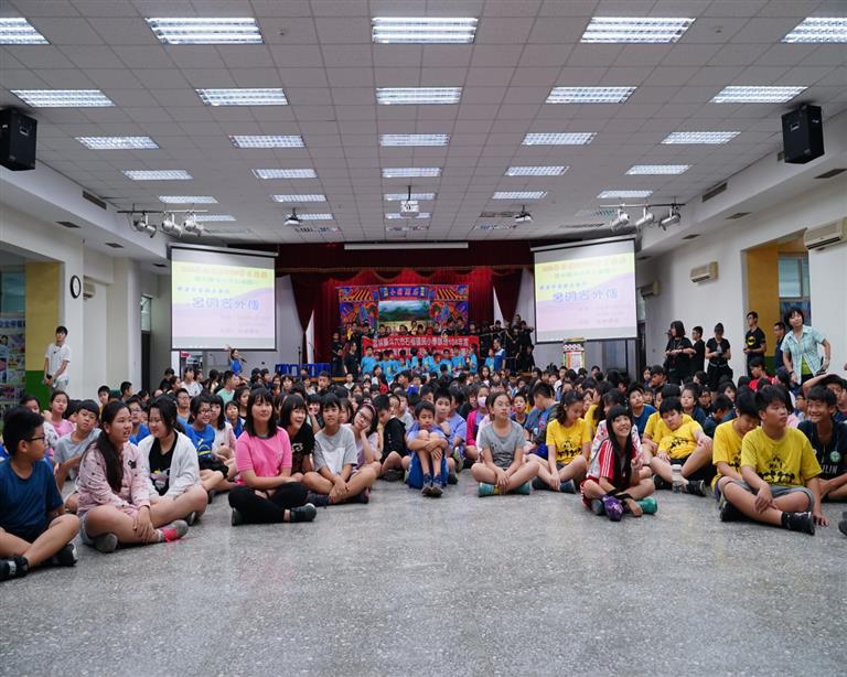 高雄市桂林國民小學高年級學生觀賞布袋戲