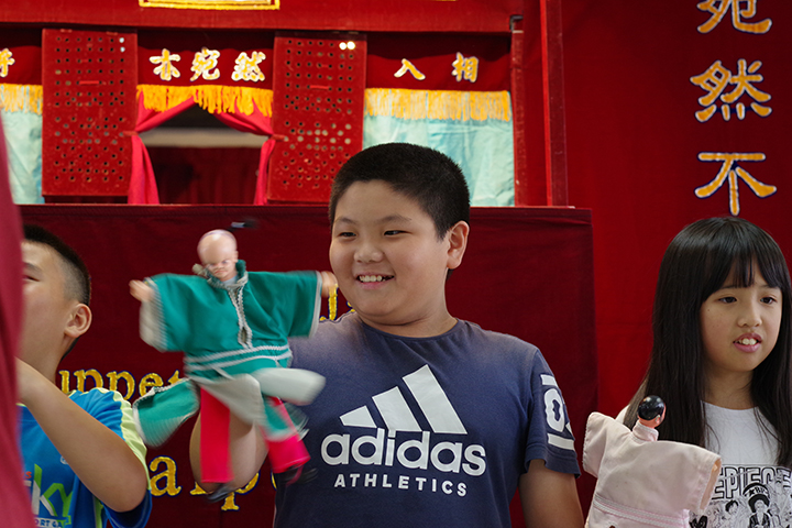 小朋友實際體驗操作，學習布袋戲的基本動作(淡水區興仁國小)