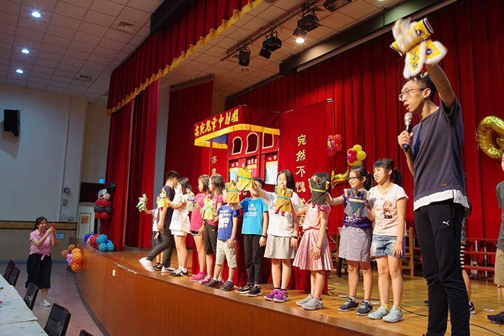 演師教導小朋友如何操作布袋戲(三重區集美國小)