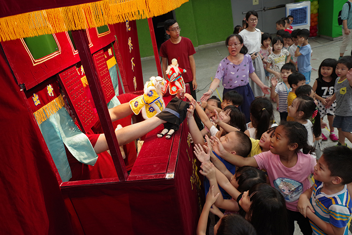 演出結束，小朋友紛紛上前觸摸布袋戲(淡水區新興國小)