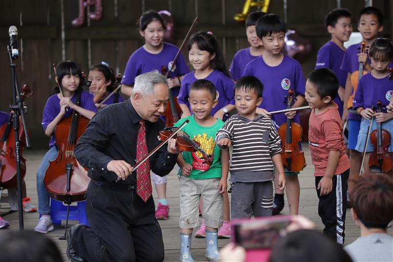 新光場與原住民小朋友互動