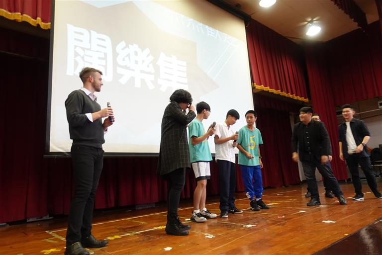 邀請建華國中學生上台示範演唱互動